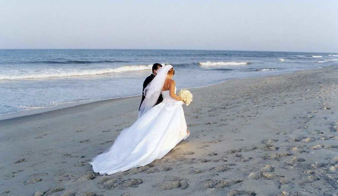 Жених и невеста у моря